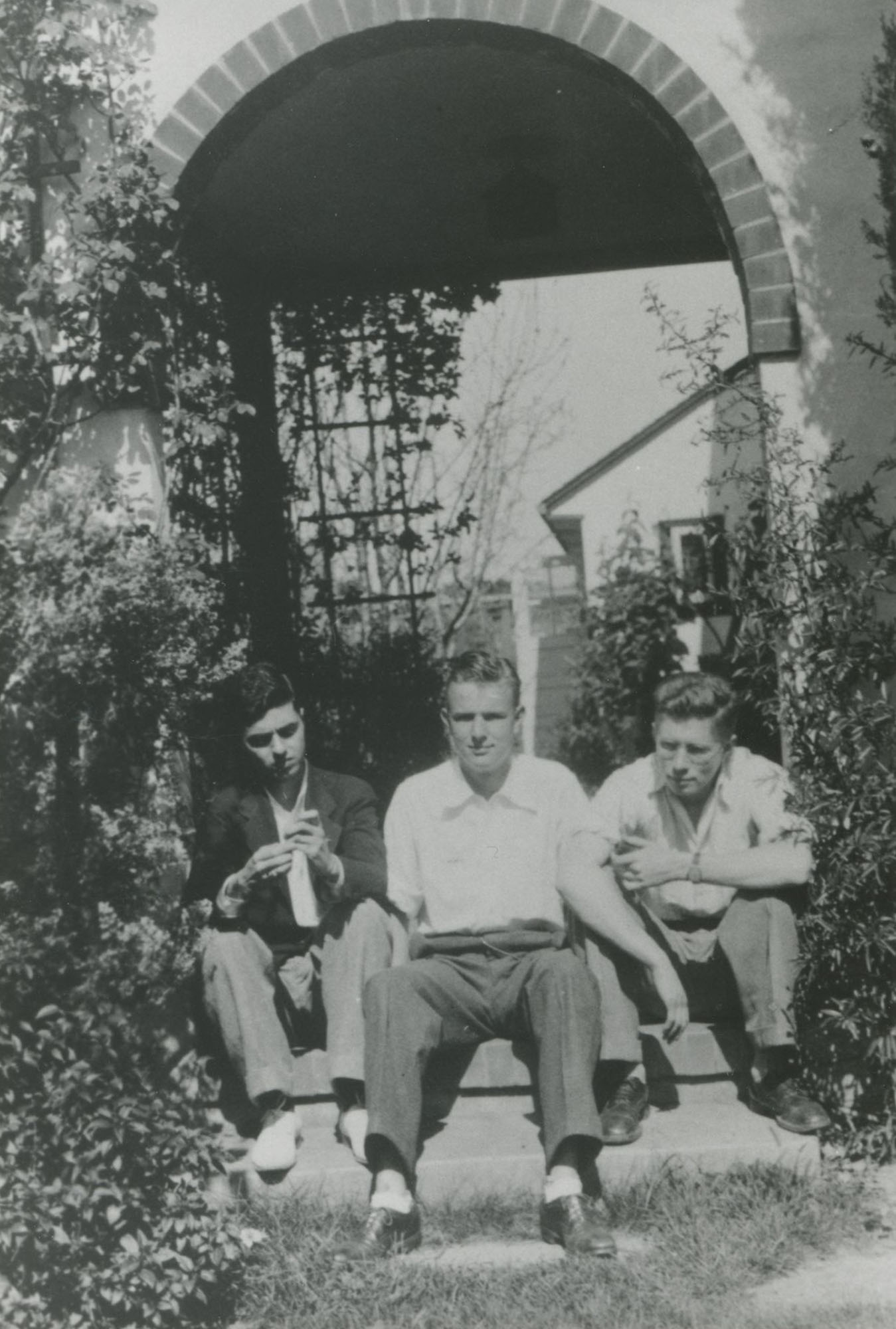 Robert Motherwell (center) with his college friends Manuel Cardoza (l) and John Steelquist (r), at their Stanford University shared house in 1934