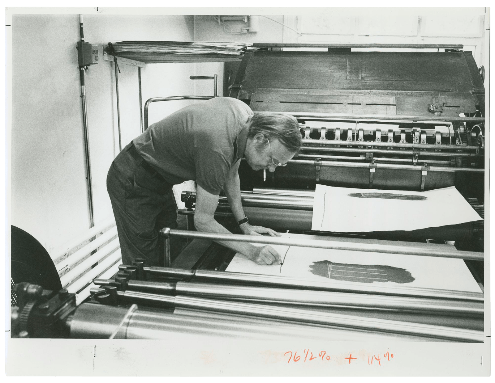 Motherwell working on a print while smoking a cigarette at Galerie Im Erker, 1971