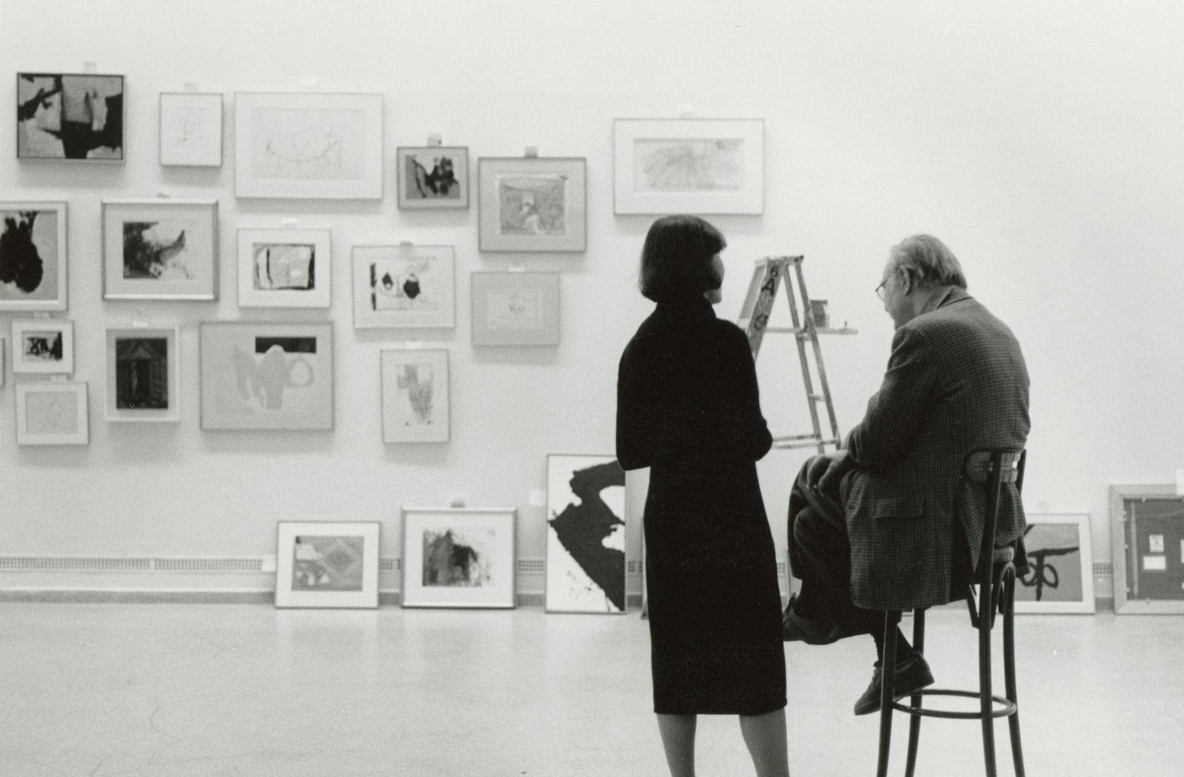 Motherwell and curator Diane Waldman during the installation of Motherwell’s 1984 retrospective at the Solomon R. Guggenheim Museum