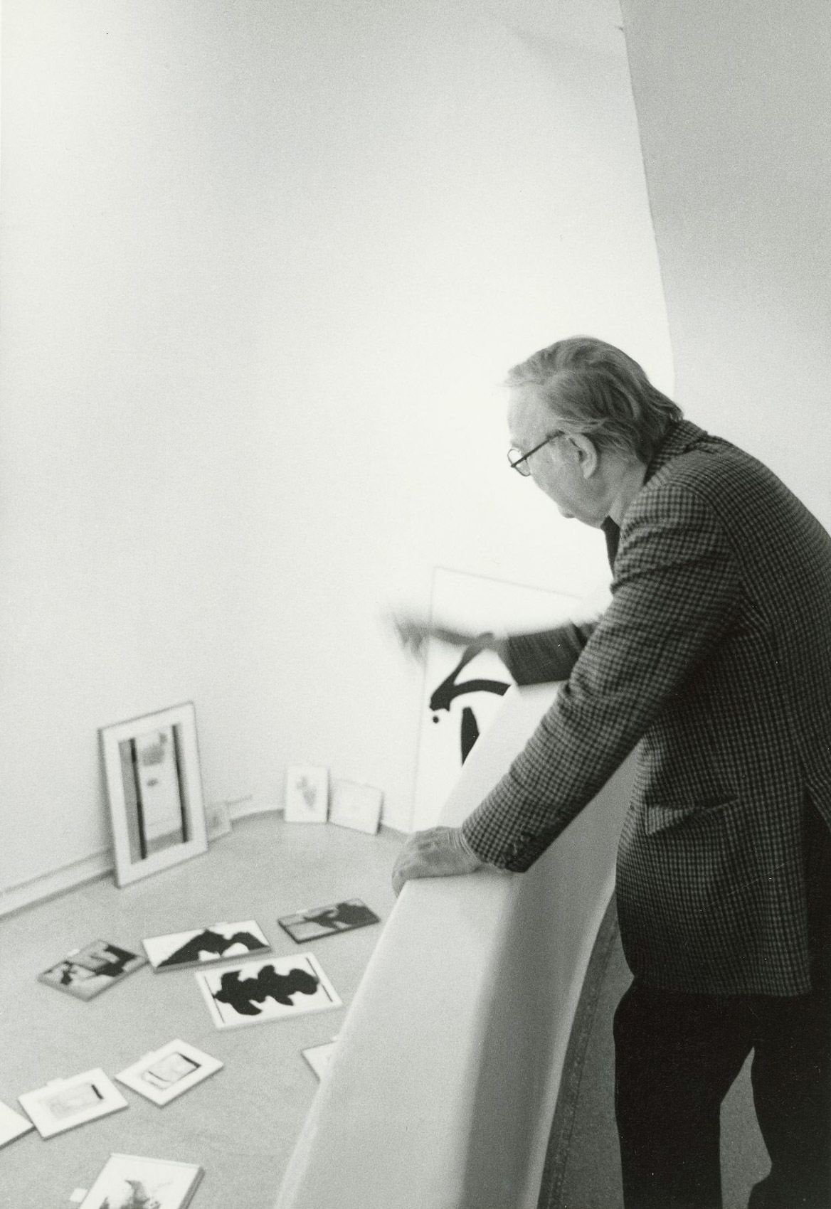 Motherwell supervising the installation of Motherwell’s 1984 retrospective at the Solomon R. Guggenheim Museum